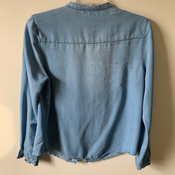 Jean shirt size small in excellent condition. - Picture 2 of 4